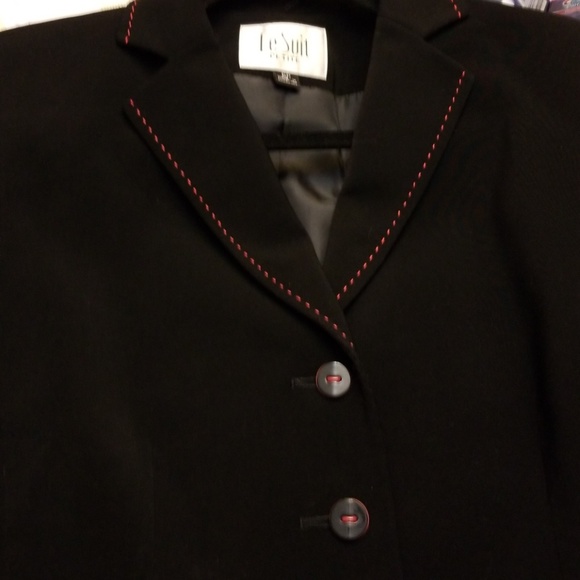 Sleek & Sophisticated Black Blazer - Picture 4 of 8